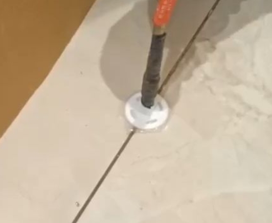 察哈尔右翼前瓷砖空鼓维修公司专业解答瓷砖在铺贴过程中，如果没有涂抹均匀到位的粘结材料（如水泥砂浆或瓷砖胶），可能会导致以下问题